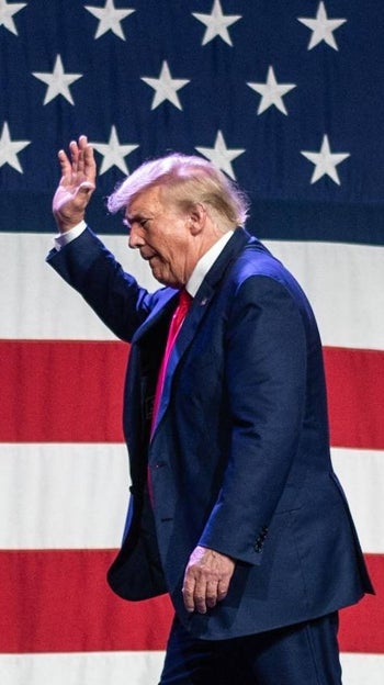 Donald Trump se va después de hablar en la Cena Lincoln de 2023 del Partido Republicano de Iowa