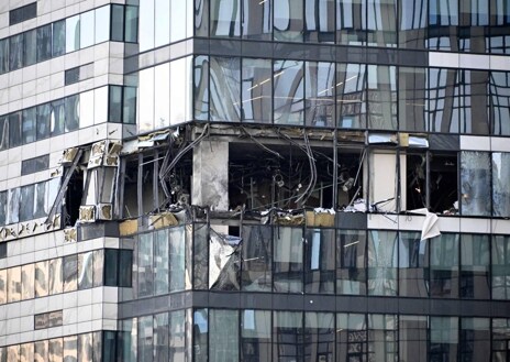 Imagen secundaria 1 - Una vista de un bloque de oficinas dañado del Centro Internacional de Negocios de Moscú (Ciudad de Moskva) luego de un ataque con drones