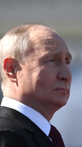 Putin asiste al desfile del Día de la Armada en San Petersburgo