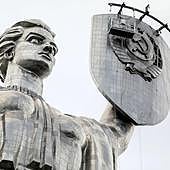 Ucrania borra el comunismo: retira la hoz y el martillo del monumento a la Madre Patria de Kiev