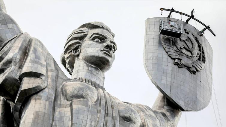 Ucrania borra el comunismo: retira la hoz y el martillo del monumento a la Madre Patria de Kiev