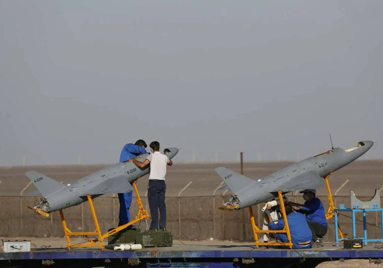 Militares inspeccionan drones durante un ejercicio militar en un lugar no revelado en Irán