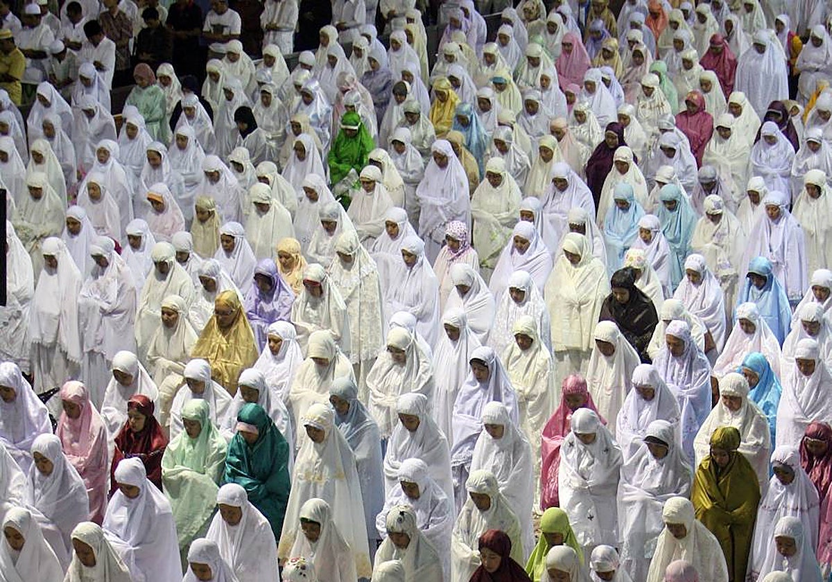 Fotografía de archivo de mujeres indonesias rezando en la mezquita
