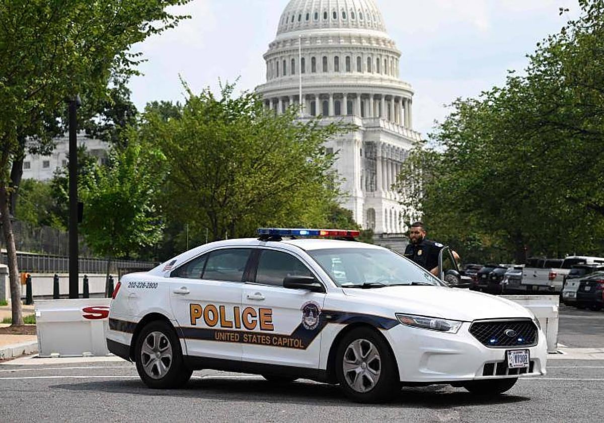 Un policía del Capitolio permanece en el exterior.