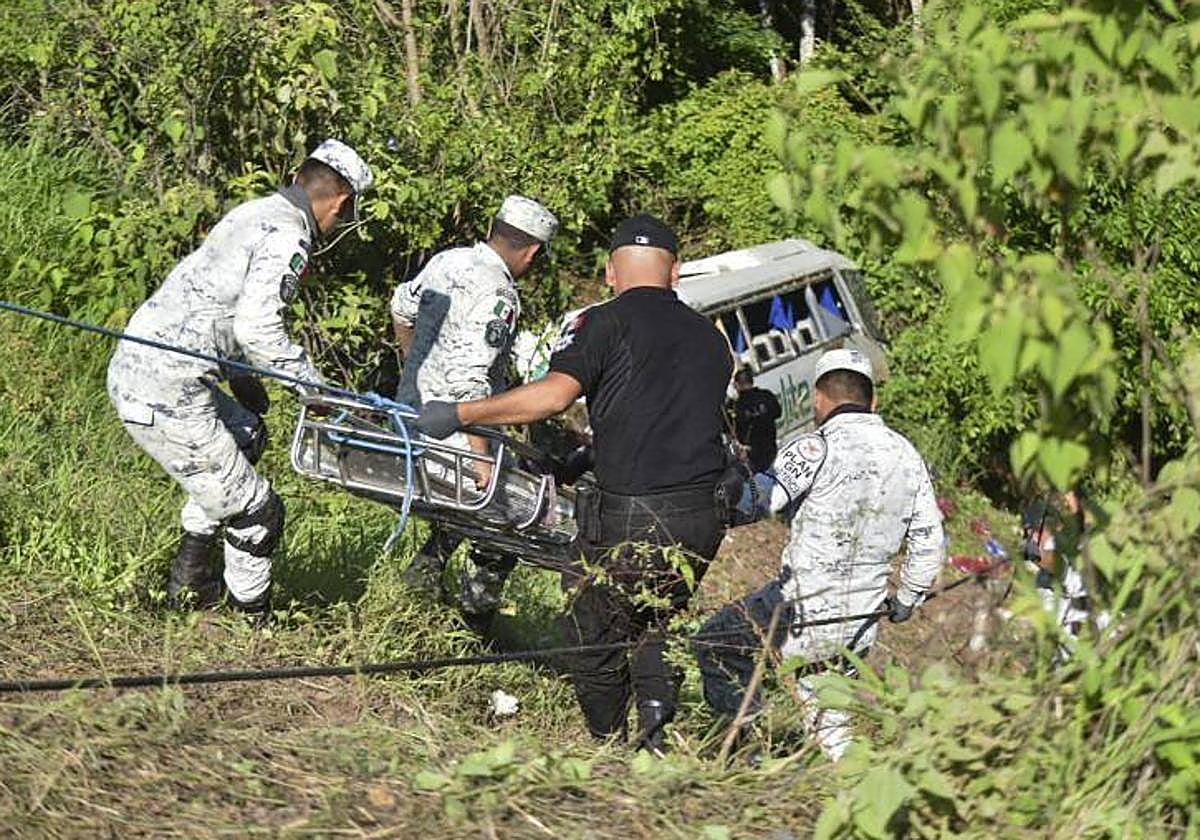 Los servicios de rescate trabajan en la zona del accidente de autobús.