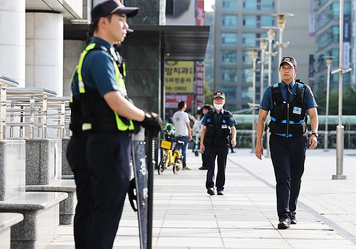 Policías patrullan la estación de Seohyeon en Seongnam (Corea del Sur)