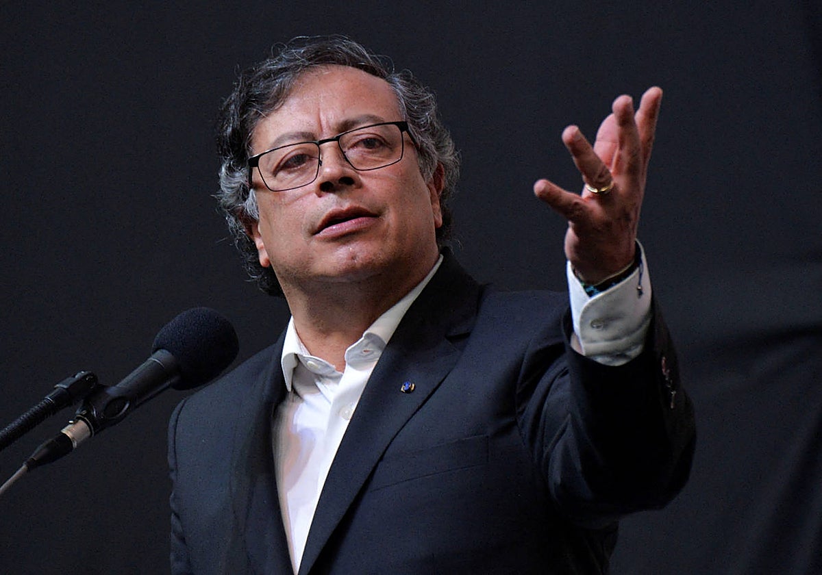 Gustavo Petro habla durante un evento con negociadores de paz del gobierno de Colombia y los rebeldes del ELN