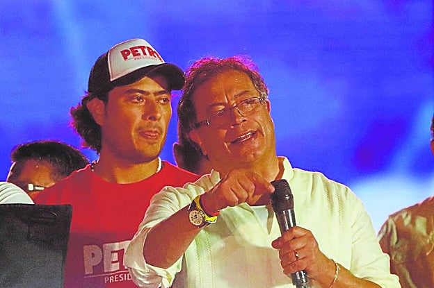 Gustavo Petro y su hijo durante la campaña presidencial