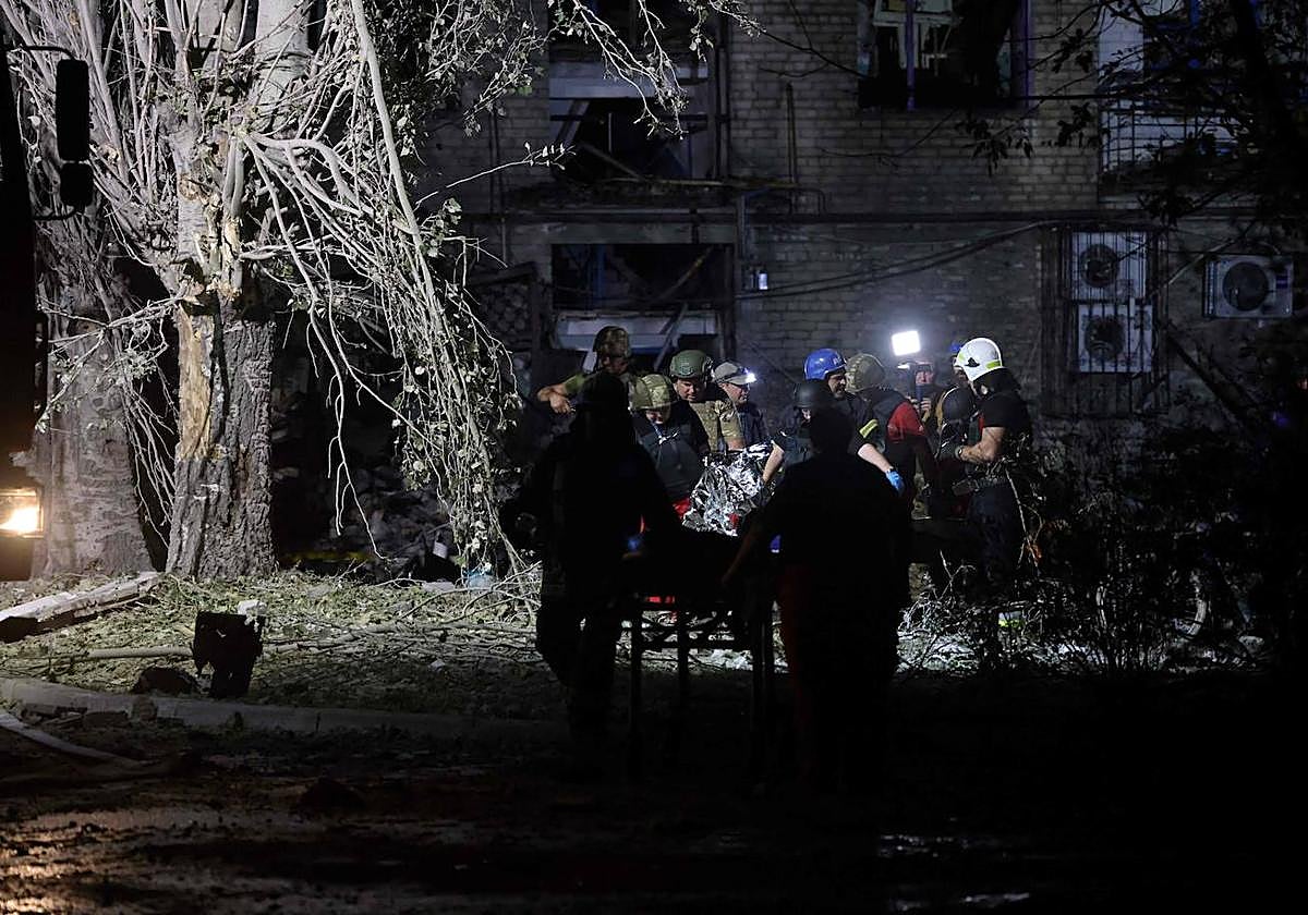 Rescatistas en acción tras el bombardeo en Pokrovsk