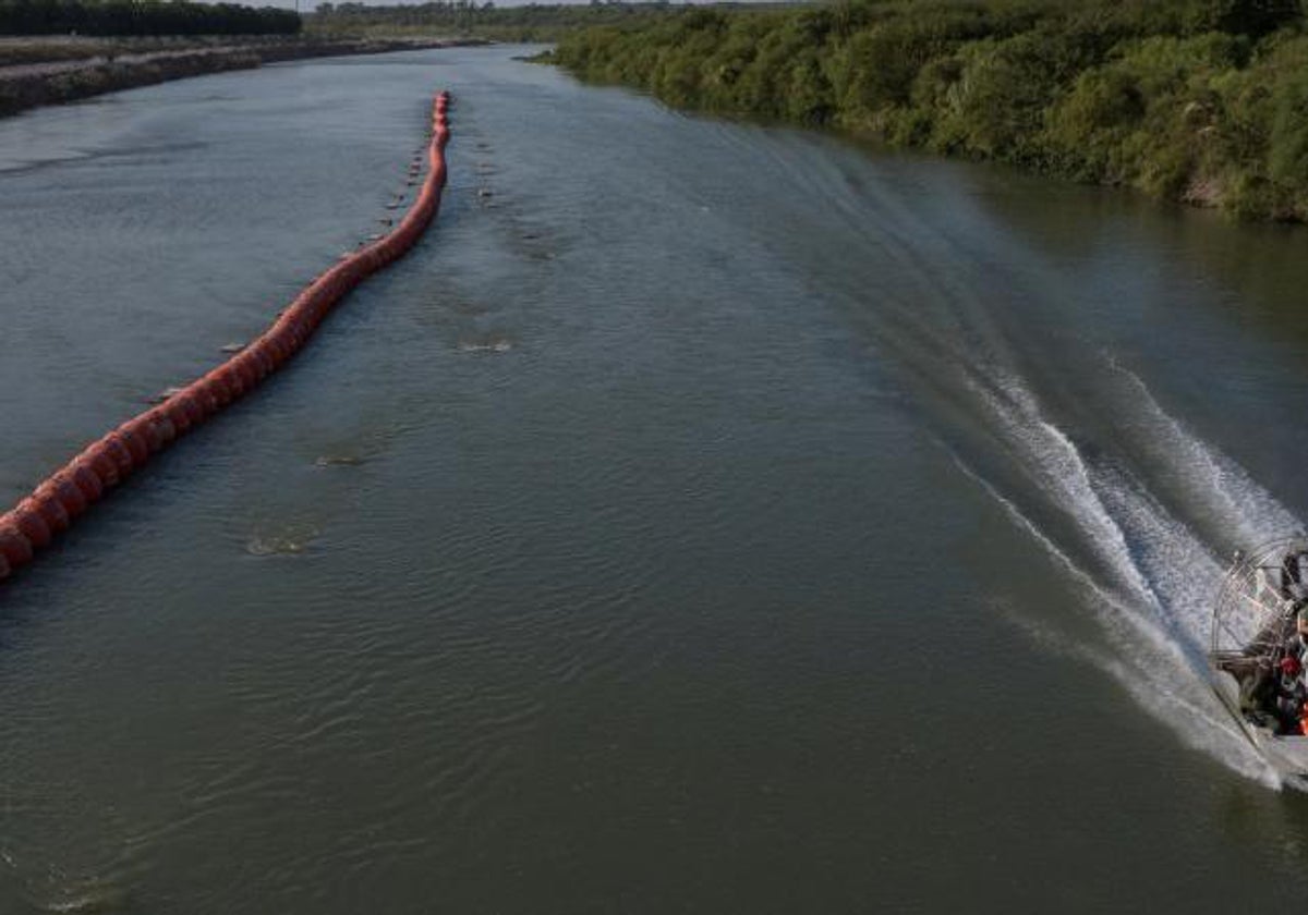 Los soldados del Departamento de Seguridad Pública de Texas (DPS) pasan junto a las boyas mientras patrullan el río Grande a lo largo de la frontera internacional de los Estados Unidos y México cerca de Eagle Pass, Texas, EE.UU.