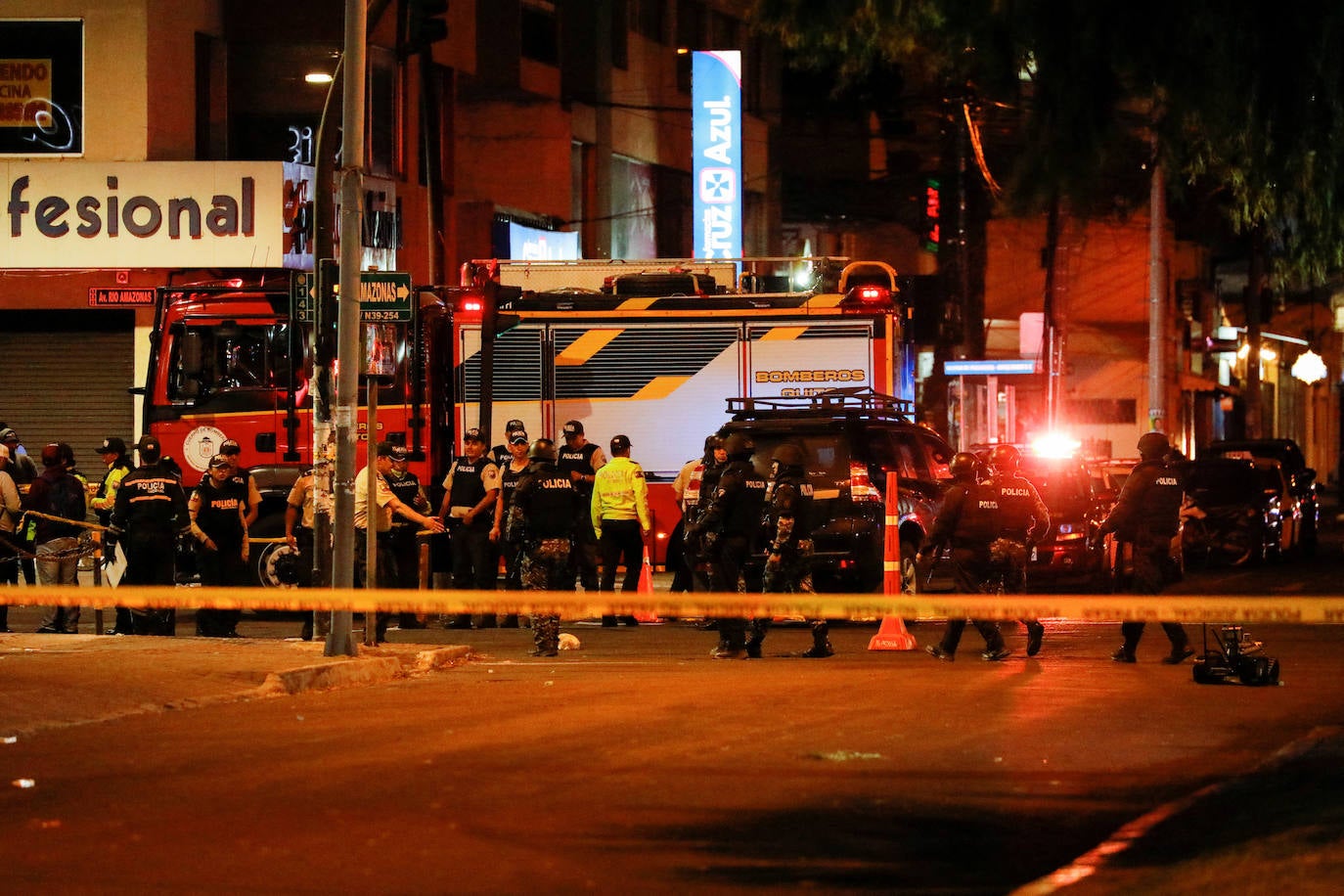 Otra vista general de los agentes policiales desplegados en la escena del atentado en Quito, Ecuador