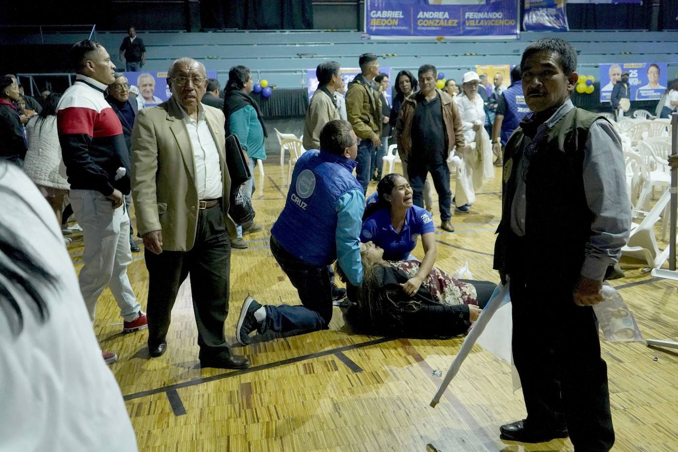 Una mujer es asistida tras resultar herida después de que se produjeran disparos al final de un mitin del candidato presidencial ecuatoriano Fernando Villavicencio en Quito, este 9 de agosto de 2023.