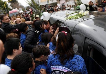 La muerte de una niña de once años tras un robo cuando iba al colegio paraliza la campaña electoral en Argentina
