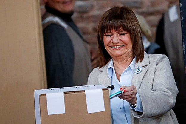 Patricia Bullrich, de la alianza Juntos por el Cambio, emite su voto