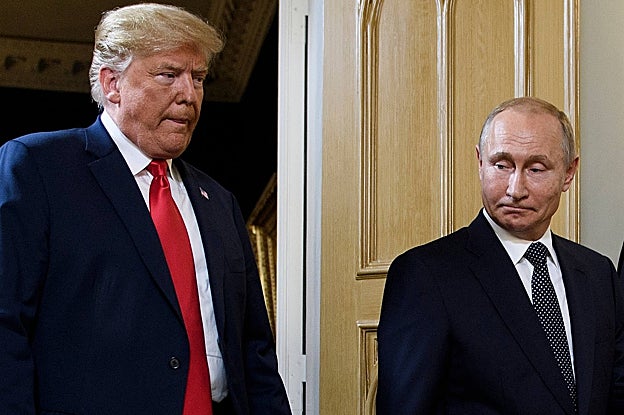 En esta foto de archivo se ve a Donald Trump y Vladimir Putin reunidos en Helsinki