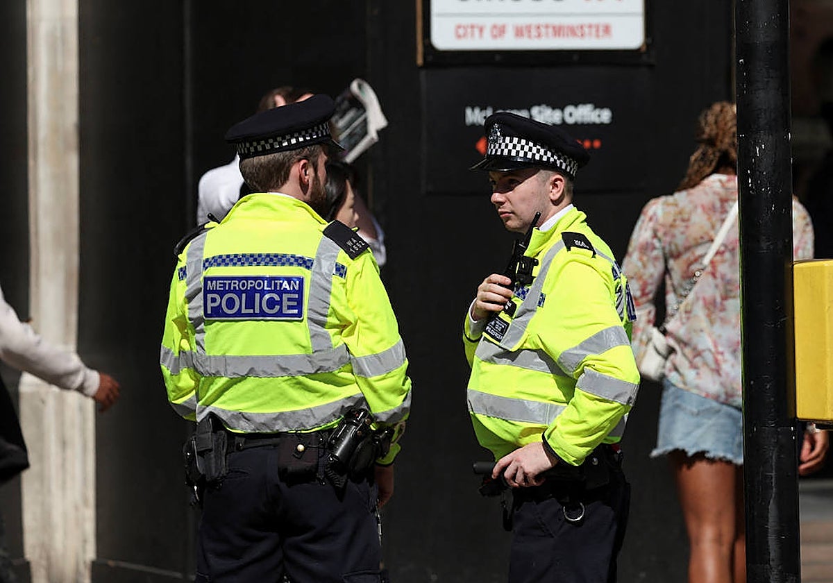 Agentes de policía vigilan las calles de Londres
