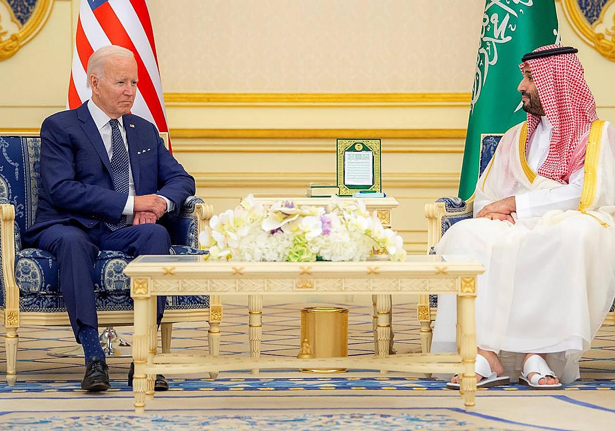 Biden con el príncipe heredero, Mohamed bin Salman en una visita oficial a Arabia Saudí en 2022