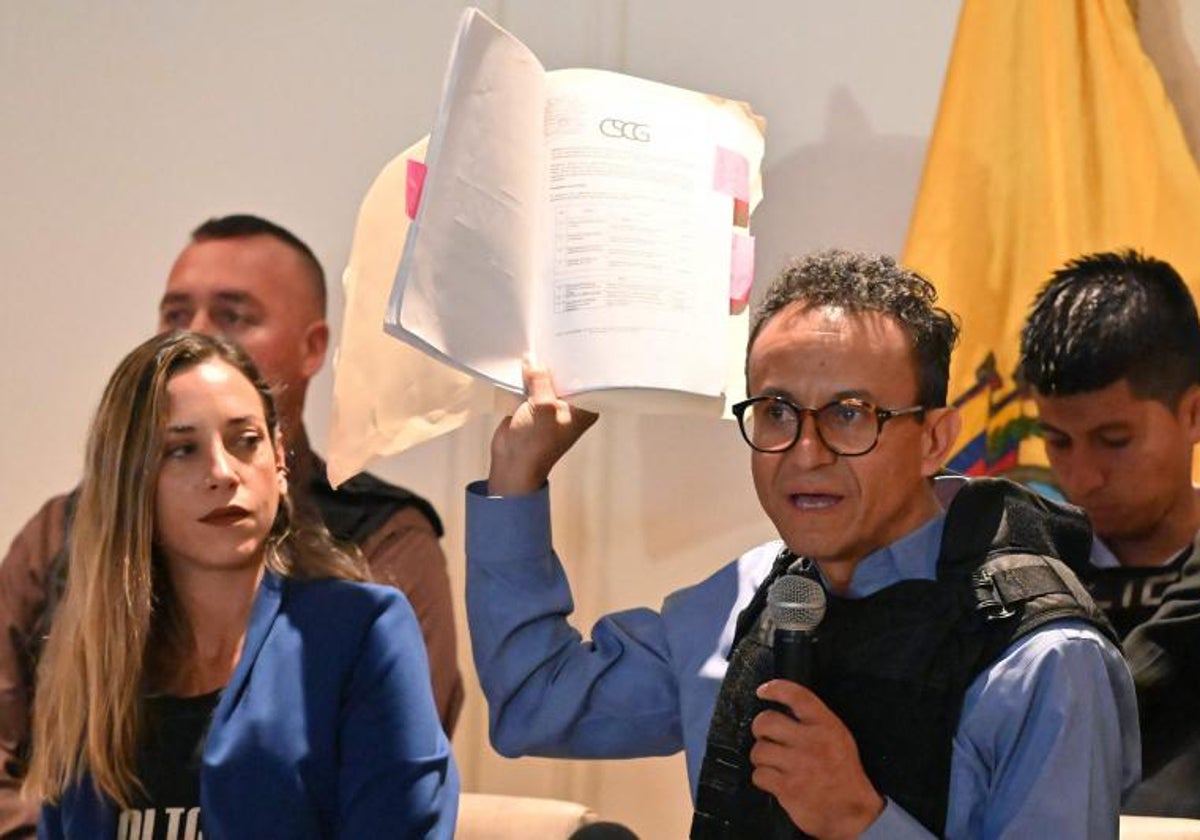 Christian Zurita y su compañera de candidatura Andrea González dan una conferencia de prensa en un hotel en Guayaquil