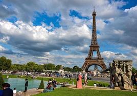 Detenido un hombre tras trepar a la Torre Eiffel y saltar en paracaídas