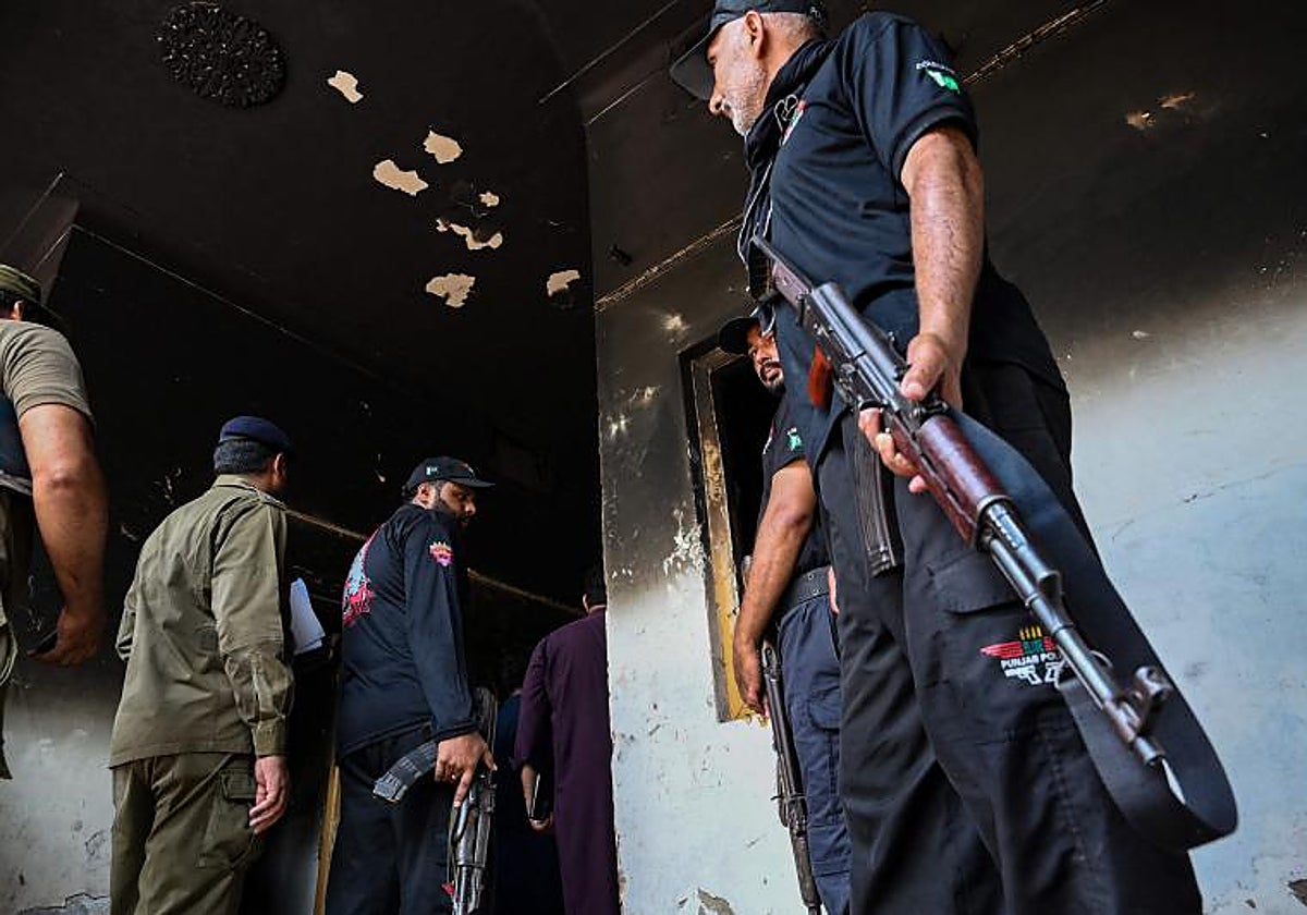 Personal policial inspecciona una iglesia incendiada en Jaranwala, en las afueras de Faisalabad