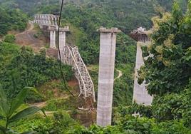 Al menos 26 muertos tras derrumbarse un puente ferroviario en la India