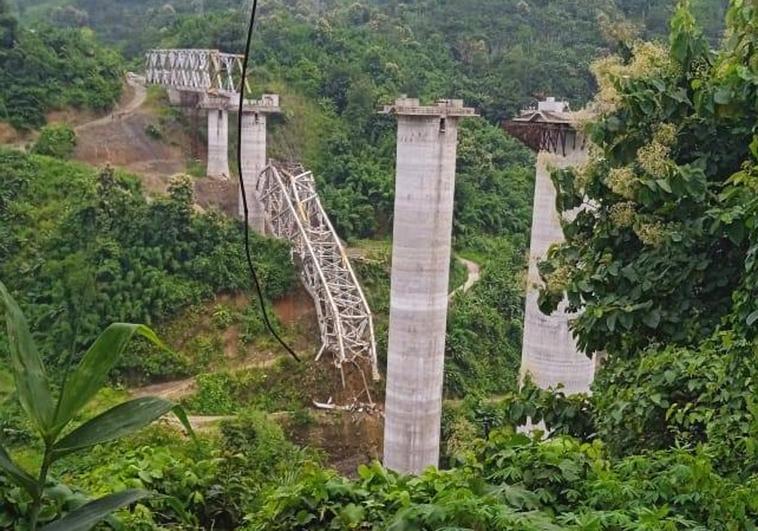 Puente ferroviario se derrumba en la India