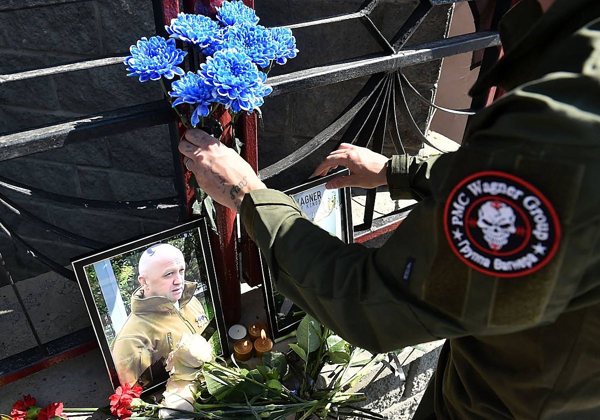 Un miembro del grupo mercenario privado Wagner rinde homenaje a Yevgeny Prigozhin y Dmitry Utkin