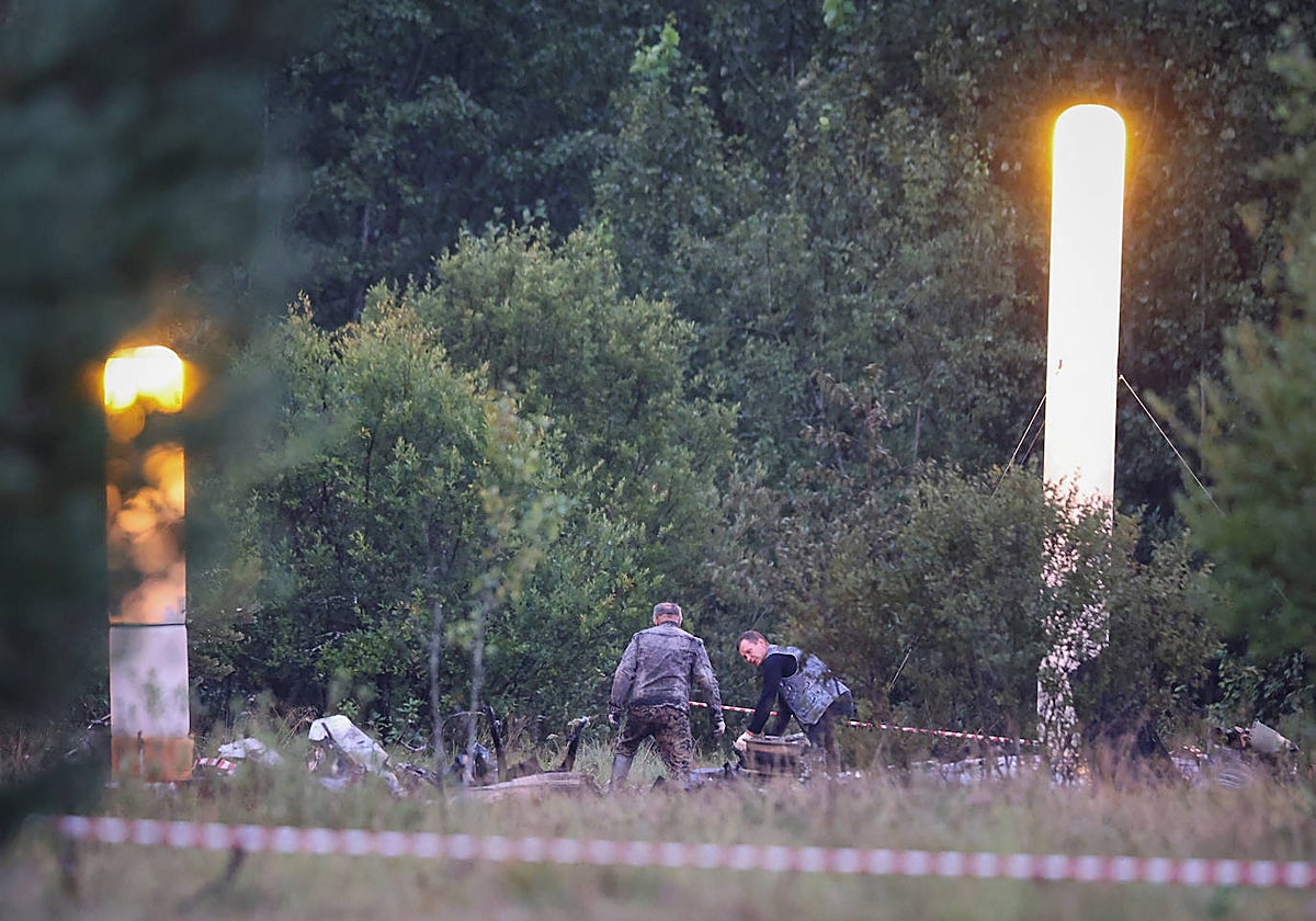 Los especialistas en emergencias trabajan cerca de los restos del avión privado vinculado al jefe mercenario de Wagner