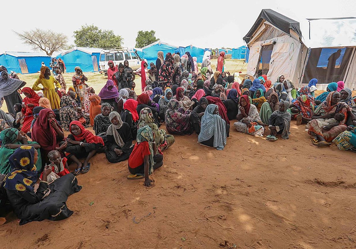 Mujeres y niños sudaneses en el campo de refugiados de Ourang, en el este de Chad