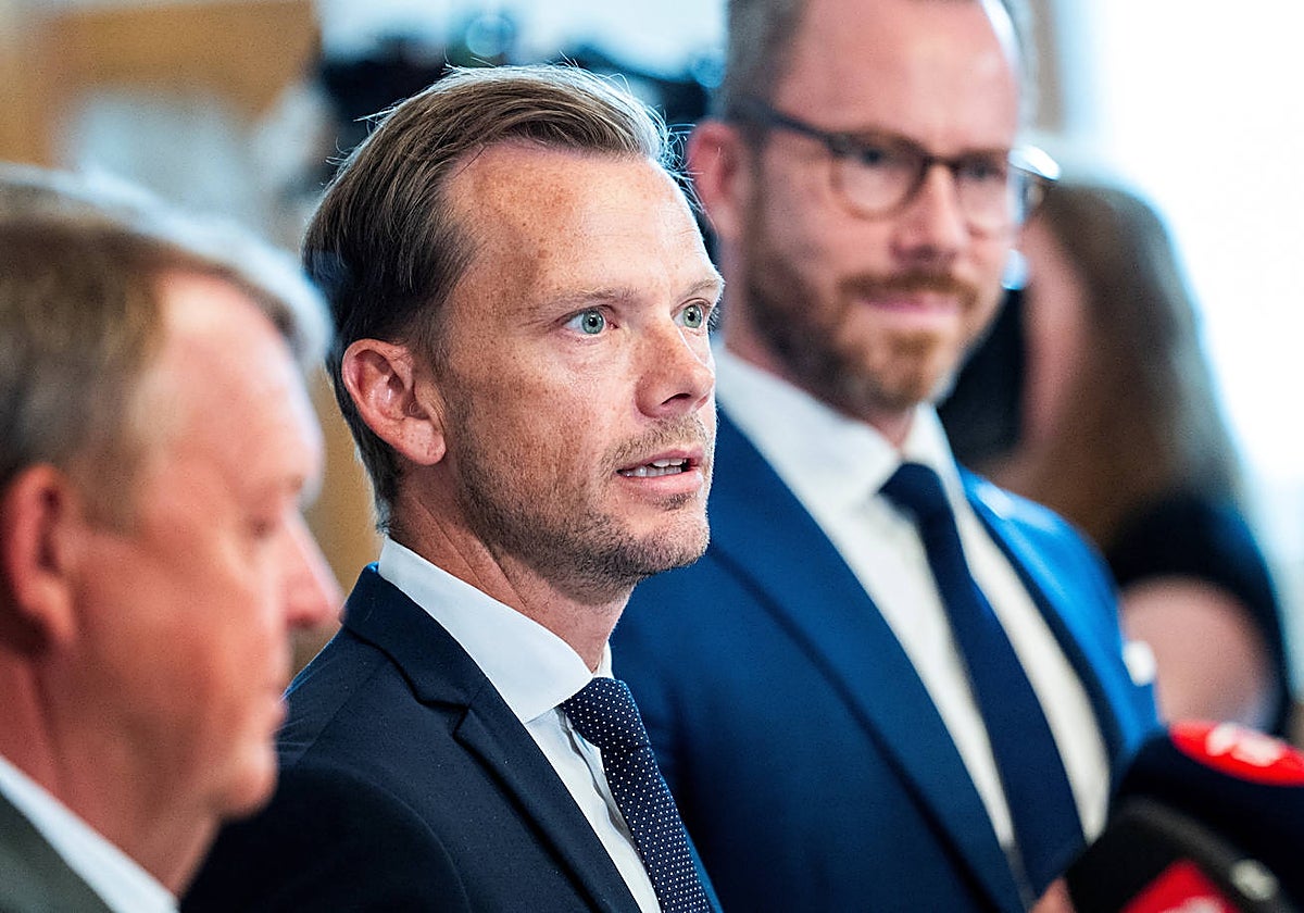 El Ministro de Asuntos Exteriores de Dinamarca, Lars Loekke Rasmussen, el Ministro de Justicia, Peter Hummelgaard, y el Viceprimer Ministro, Jakob Ellemann-Jensen, presentan un proyecto de ley sobre la prohibición de la quema del Corán