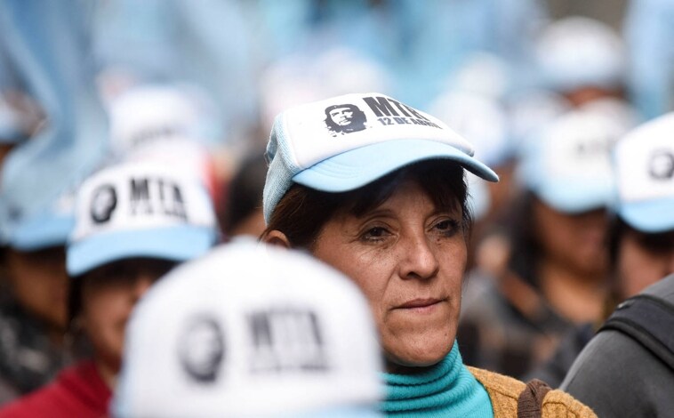 Imagen principal - Protestantes exigen más apoyo del gobierno antes de las elecciones generales de octubre, en Buenos Aires