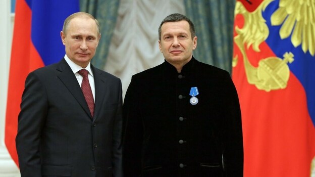 El presentador junto al dirigente ruso en la entrega de la medalla de la Orden de Honor