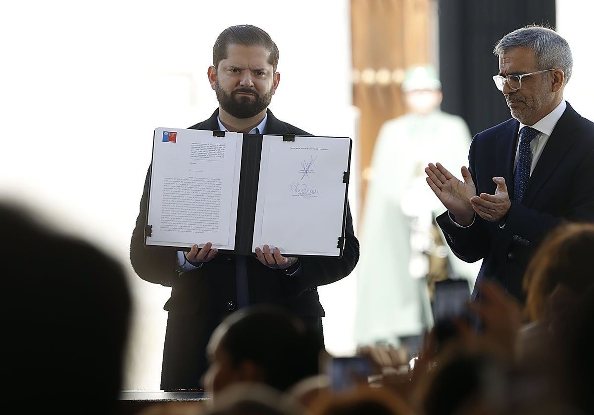 El presidente de Chile, Gabriel Boric, participa este miércoles en el acto de lanzamiento del Plan Nacional de Búsqueda de desaparecidos