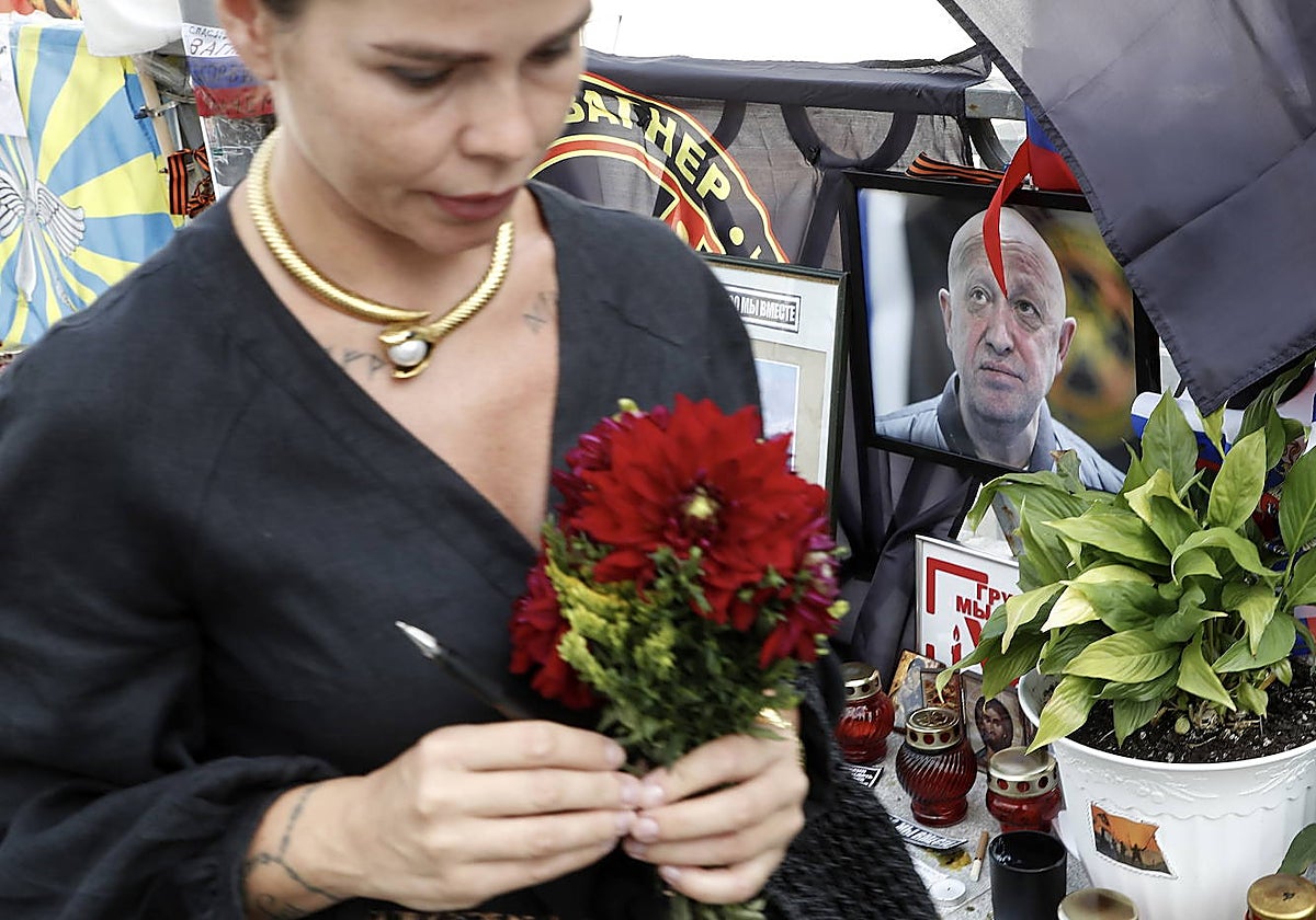 La gente rinde homenaje al jefe de Wagner, Prigozhin, tras la confirmación de su muerte