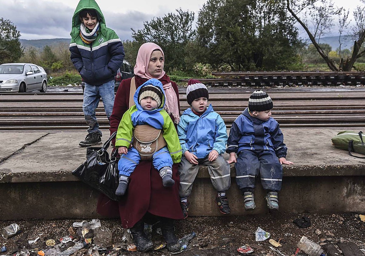 Una familia de refugiados en la frontera de Macedonia con Serbia, antes de seguir su viaje