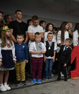 Imagen secundaria 2 - Los alumnos asisten a una ceremonia celebrada en una estación de metro para marcar el comienzo del nuevo año escolar , conocido como el «Día del Conocimiento» en Járkov, el 1 de septiembre de 2023,