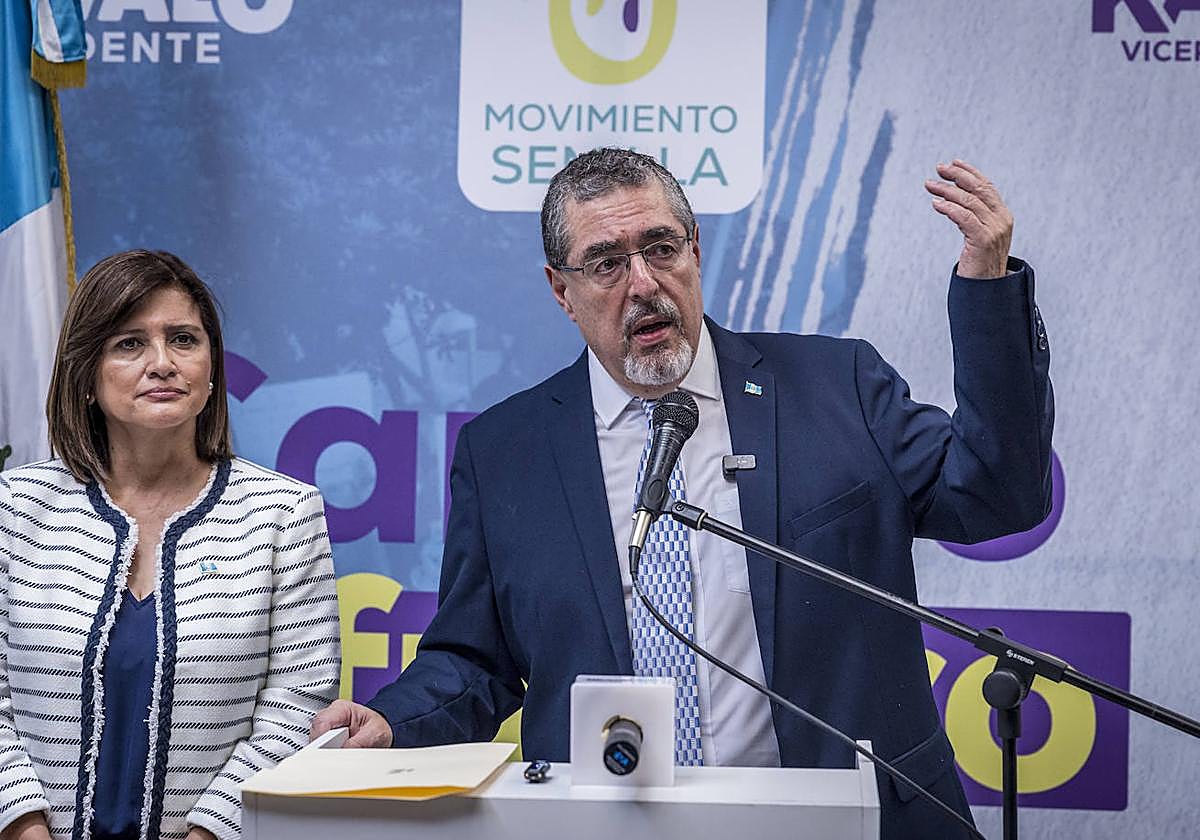 El presidente electo de Guatemala, Bernardo Arévalo de León, participa hoy junto a la vicepresidenta electa, Karin Herrera, en una rueda de prensa en Ciudad de Guatemala