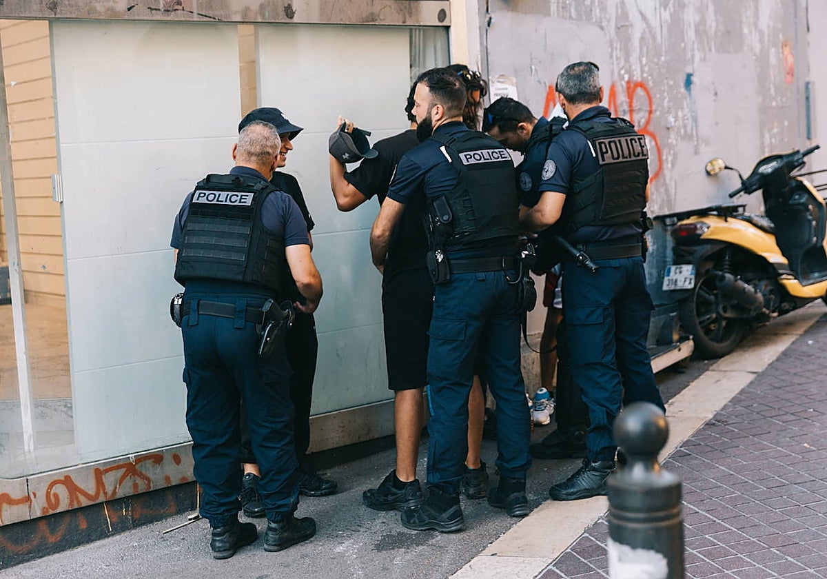 La Policía ha aumentado sus controles y registros en los barrios de Marsella, como Canebière