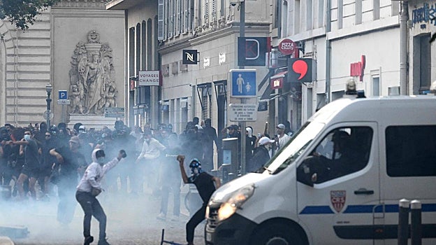Los manifestantes se enfrentan a la policía antidisturbios en Marsella por el tiroteo de un conductor adolescente por parte de la policía francesa en un suburbio de París