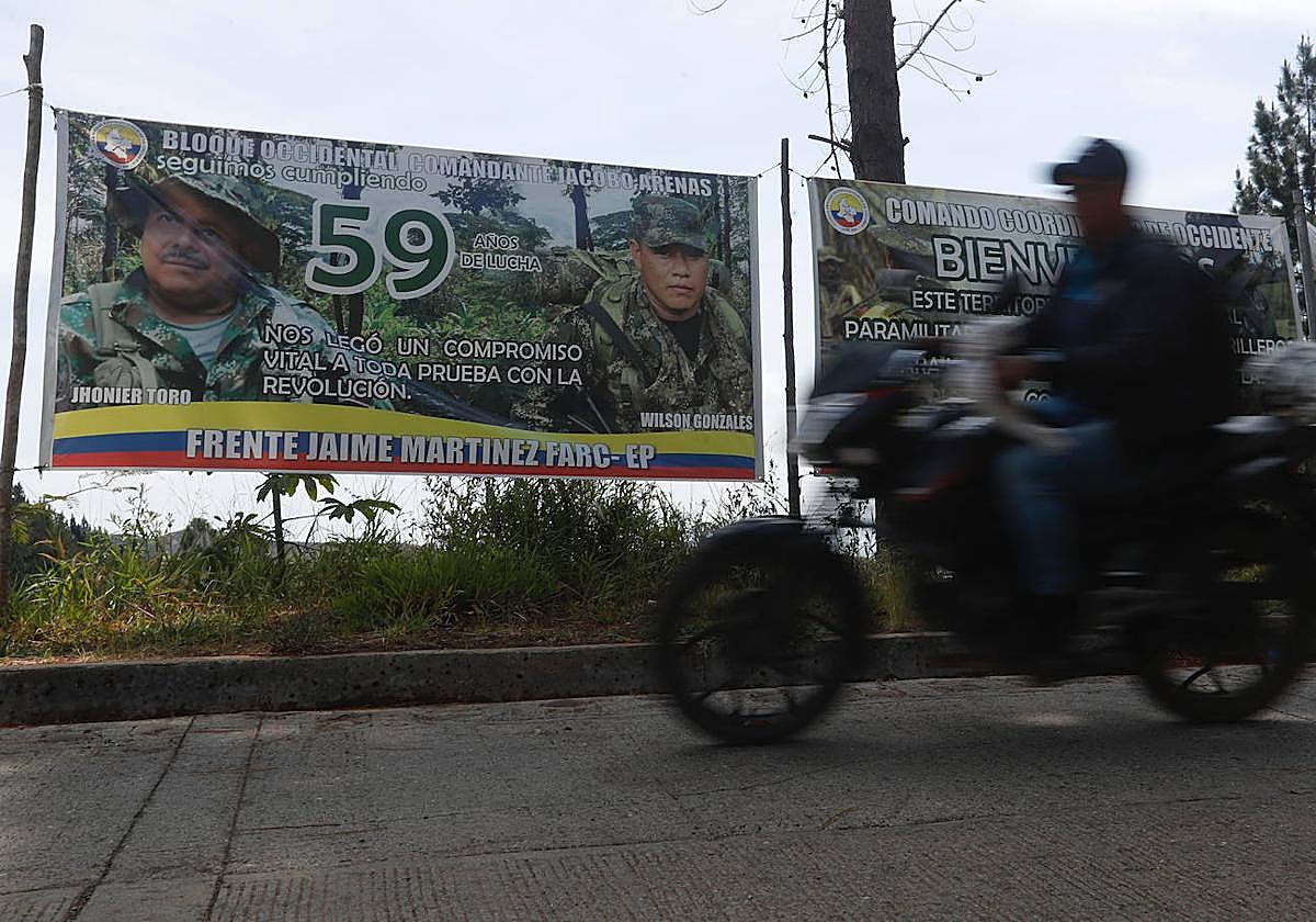 Fotografía de un cartel de las disidencias de las FARC.