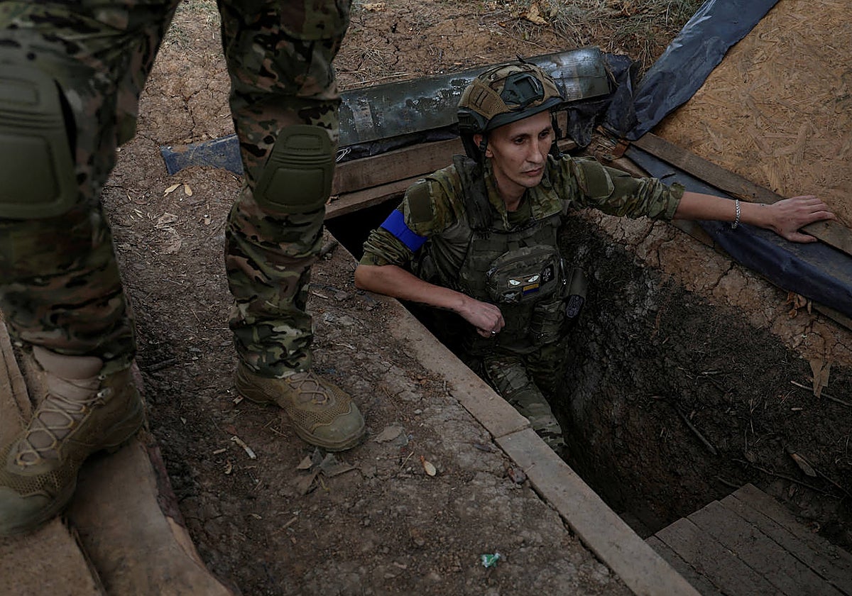 Soldados ucranianos vigilan sus posiciones cerca de la línea de frente en la región de Zaporiyia