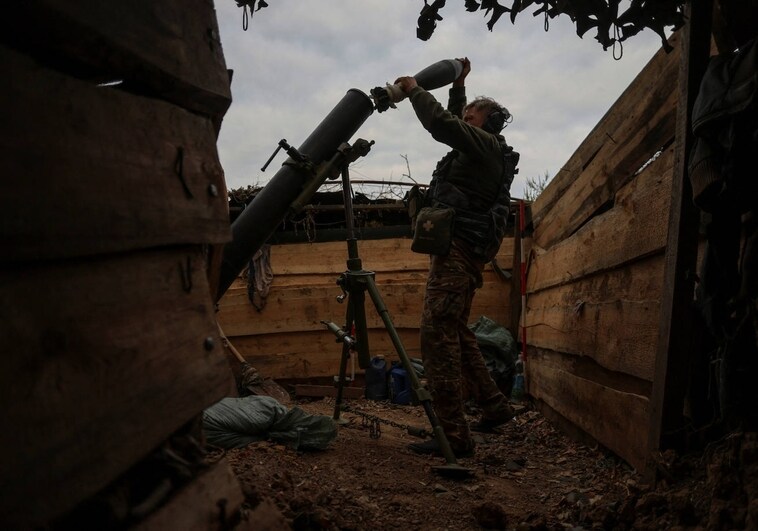 Un militar ucraniano carga un proyectil en un mortero cerca de la línea del frente en la región de Zaporiyia