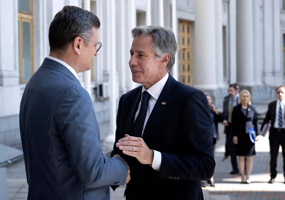 El Ministro de Asuntos Exteriores de Ucrania, Dmytro Kuleba, saluda este miércoels al Secretario de Estado de EE.UU., Antony Blinken, antes de una reunión en el Ministerio de Asuntos Exteriores en Kiev