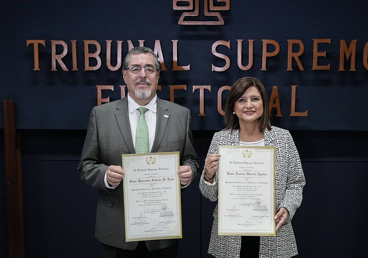 El presidente electo de Guatemala, Bernardo Arévalo, junto a la vicepresidenta electa, Karin Herrera