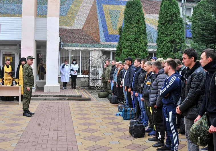 Un grupo de rusos ante una oficina de reclutamiento en la región de Rostov el pasado año