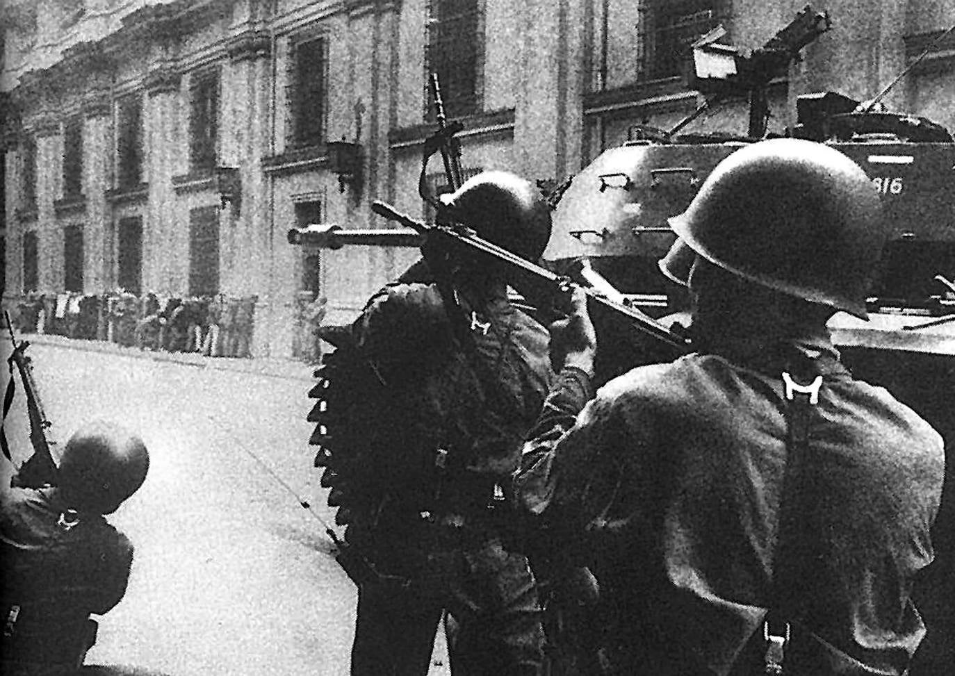 Fotografía tomada el 11 de septiembre de 1973 del ataque contra el Palacio de la Moneda en Santiago durante el golpe militar liderado por el general Augusto Pinochet contra el presidente constitucional Salvador Allende.