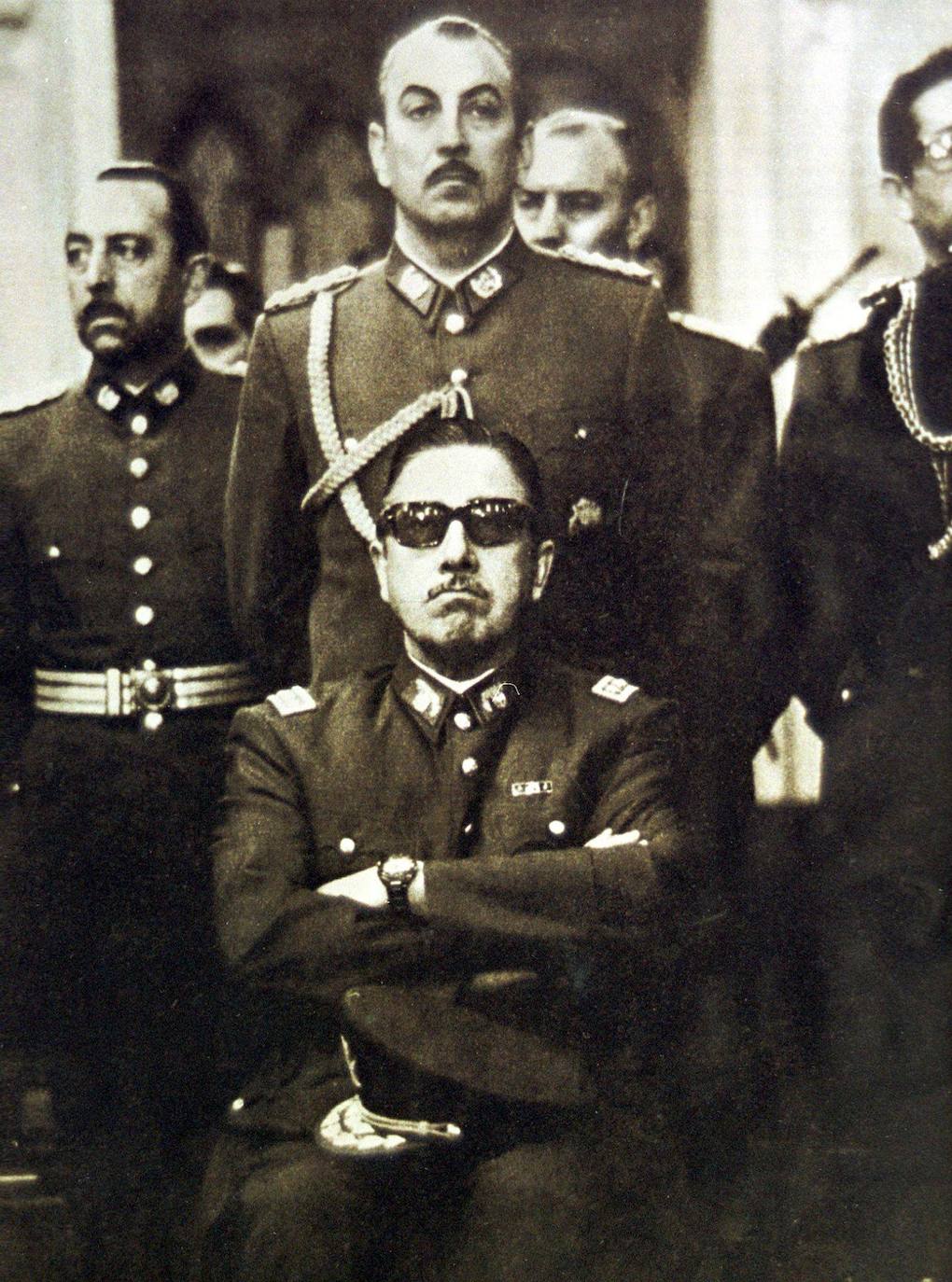 Esta fotografía de archivo de 1973 muestra al general Augusto Pinochet (centro) posando con oficiales del ejército no identificados en Santiago, Chile, pocos días después del sangriento golpe de estado del 11 de septiembre que encabezó para derrocar al presidente izquierdista Salvador Allende. Pinochet gobernó Chile con mano de hierro hasta 1990 antes de regresar al mando del ejército chileno bajo la presidencia de Patricio Aylwin.