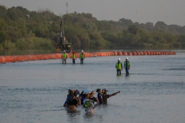 Migrantes buscan el punto de acceso a Estados Unidos, en Eagle Pass, Texas