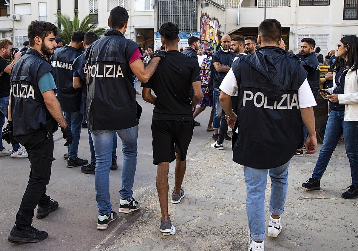 La primera ministra italiana, Giorgia Meloni, ofrece una rueda de prensa en el Parque Verde de Caivano, escenario de un terrible crimen