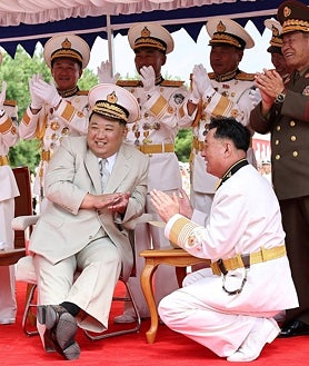Imagen secundaria 2 - Kim Jong-un preside una ceremonia de lanzamiento en el astillero Sinpho, Corea del Norte